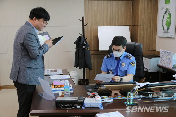 신영재 일일 서장이 업무 보고를 받고 있는 사진 (사진=보령해경)