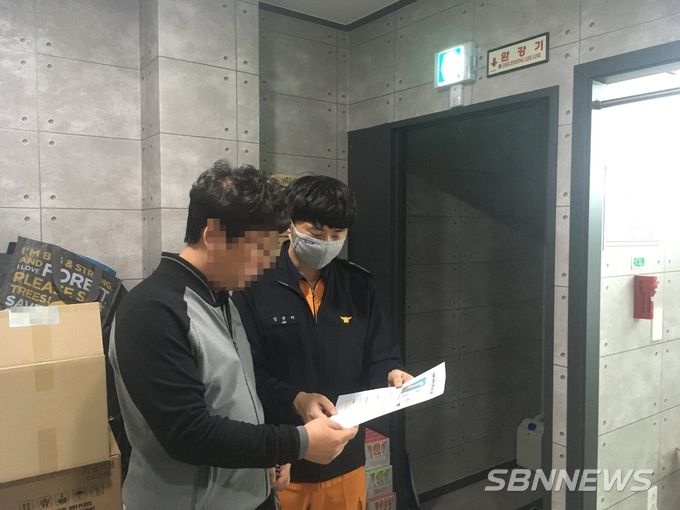 서천소방서가 만족도 조사를 실시하는 장면 (사진=서천소방서)