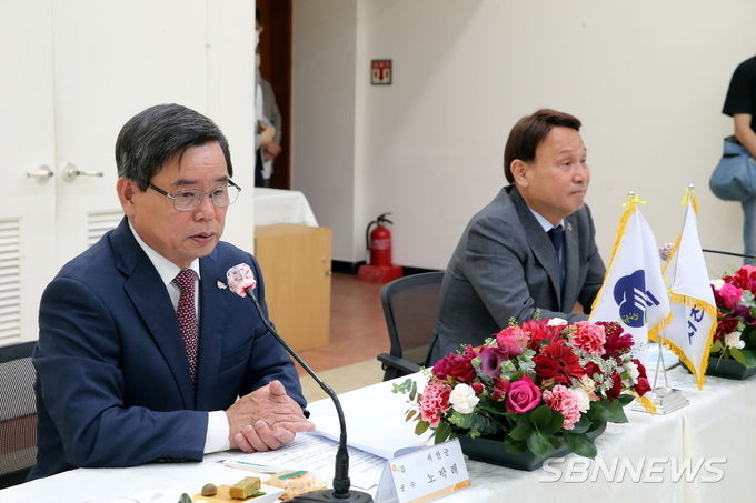 왼쪽부터 노박래 서천군수와 강임준 군산시장 (사진=서천군)