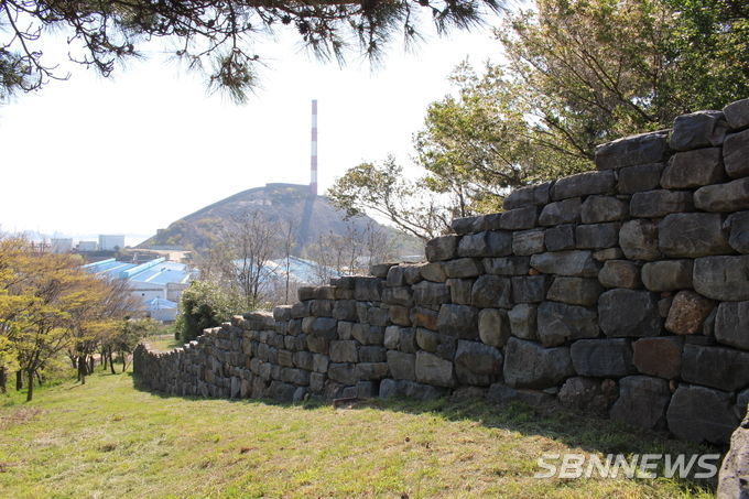 장암진성에서 바라본 전망산과 장항제련소 굴뚝