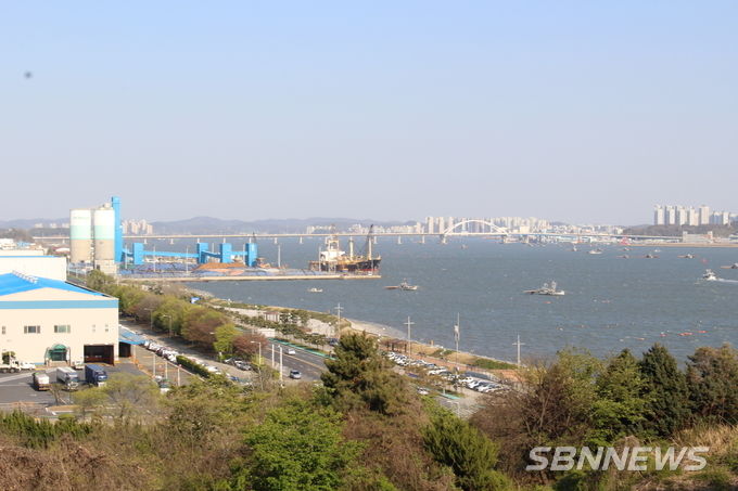 장암진성에서 바라본 금강 하구. 동백대교가 눈아래로 보인다.