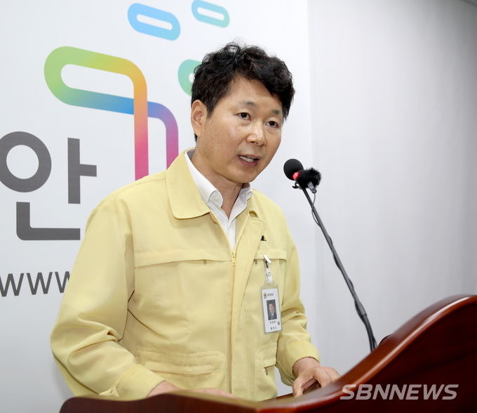 문용현 태안군 문화예술과장이 안흥진성 관련 브리핑을 하고 있다. (사진=태안군)