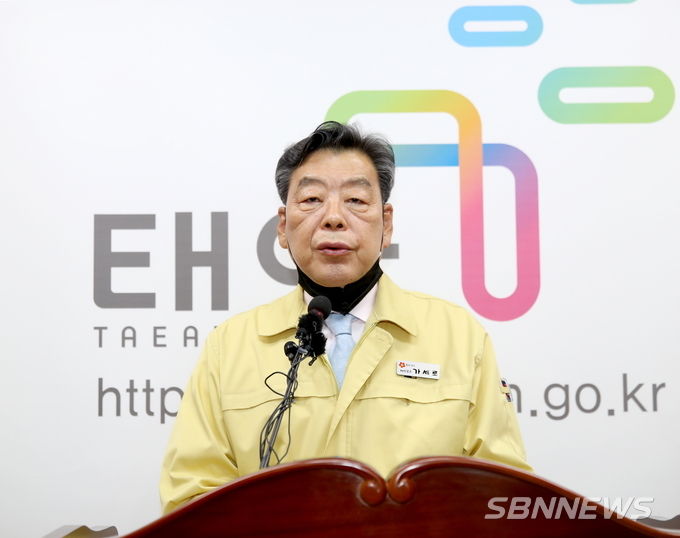 브리핑하는 가세로 태안군수 (사진=태안군)