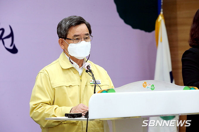 24일 확진자 관련 브리핑에 나선 노박래 서천군수