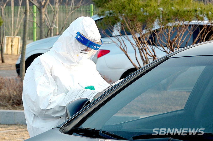 서천국민체육센터에 설치된 선별진료소에서 드라이브스루 코로나 검사를 진행하는 장면 (사진=sbn뉴스DB)