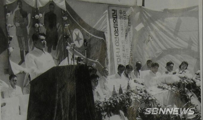 김일성이 1948년 인민공화국 수립후 한 행사에서 연설하고 있다.[사진= 네이버 이미지켑처