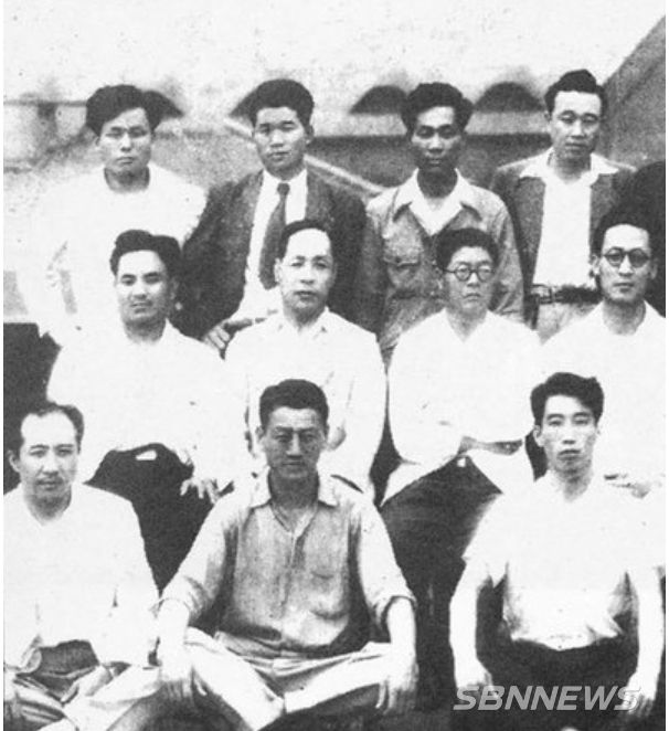 1948년 10월, 친일파의 반민족행위 를 처벌하기 위하여 반민족행위 특별 조사위원회(약칭‘반민특위’)가 제헌국회에 설치된다. 그러나 반미특위의 활동은 우익의 집요한 공격으로 인해 파국을 맞게 된다. 반민특위의 실패는 곧 친일파 청산의 실패였고 이는 대한민국의 정체성을 심각하게 훼손했다. 사진은 반민특위 특경대.