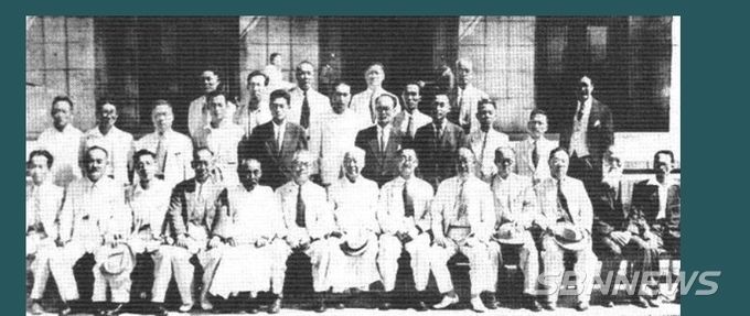 때문에 지주층이 결집해 있던 한민당의 미움을 사기에 충분했다. 1949년 1월 감찰위원회(현재 감사원)는 장관관사를 치장하기 위해 공금을 유용하고 양곡매입비를 회의비로 썼다는 말도 안되는 이유로 조봉암을 고발했다. 그는 1949년 2월 스스로 사의를 표하고 장관직에서 물러났다. 강정택 차관도 이때 함께 사임했다. 건국이래 지금까지 감찰위원회(현감사원)가 장관의 비위사실을 문제삼은 것은 꼭 두 번이다. 둘 중에 하나이자 최초의 사건이 49년1월의 조봉암 농림장관 비위'로 보도된 이 사건이다