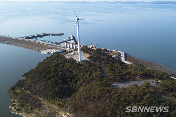 충남 홍성군 서부면 모산도에 설치된 풍력발전기