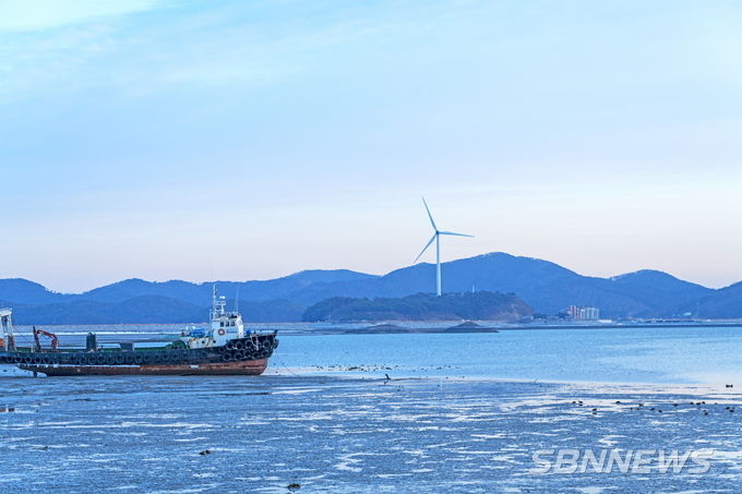 충남 홍성군 서부면 모산도에 설치된 풍력발전기