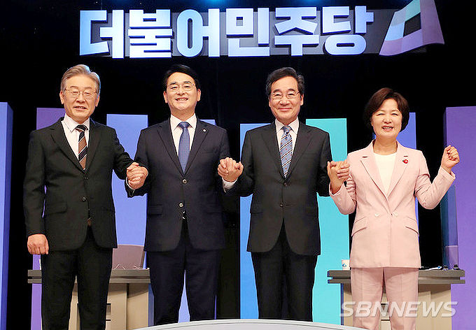 27일 대전 유성구 대전MBC에서 열린 더불어민주당 제20대 대선 후보 토론회에서 기념촬을 하고 있는 왼쪽부터 이재명, 박용진, 이낙연, 추미애 대선 후보. 이날 정세균, 김두관 후보는 코로나19 자가격리로 화상으로 진행했다.