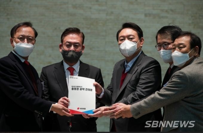 국민의힘 윤석열 후보는 8일 오전 서울 공군호텔 그랜드볼륨에서 열린 제20대 대통령선거 충청권 4개시도 공약 건의문 전달식에 참석해 충청권 4개시도당위원장들과 악수하고 있다. 왼쪽부터 이명수 충남도당위원장 정우택충북도당위원장 윤 후보   양홍규대전시당 위원장,최민호 세종시당 위원장[사진=국민의힘 대전시당 제공] 