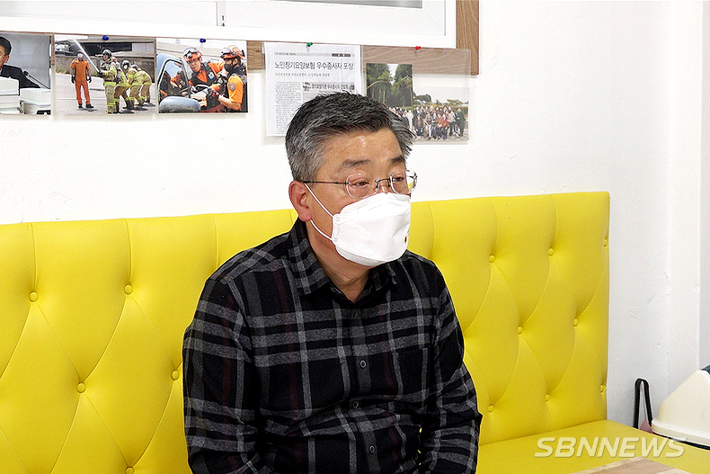 sbn뉴스 취재진과 인터뷰를 하는 전익현 충남도의회 의원.