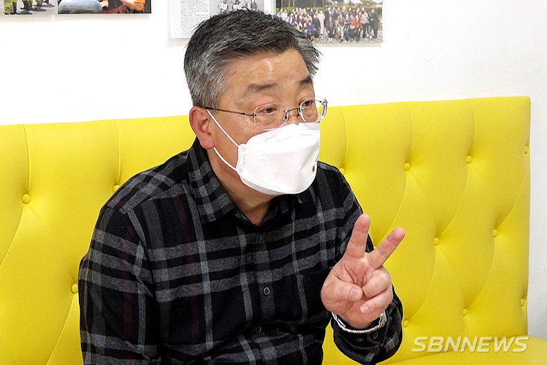 sbn뉴스 취재진과 인터뷰를 하는 전익현 충남도의회 의원.