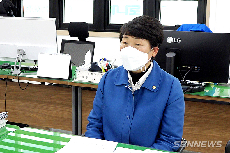 sbn뉴스 취재진과 인터뷰를 하는 양금봉 충남도의회 의원.