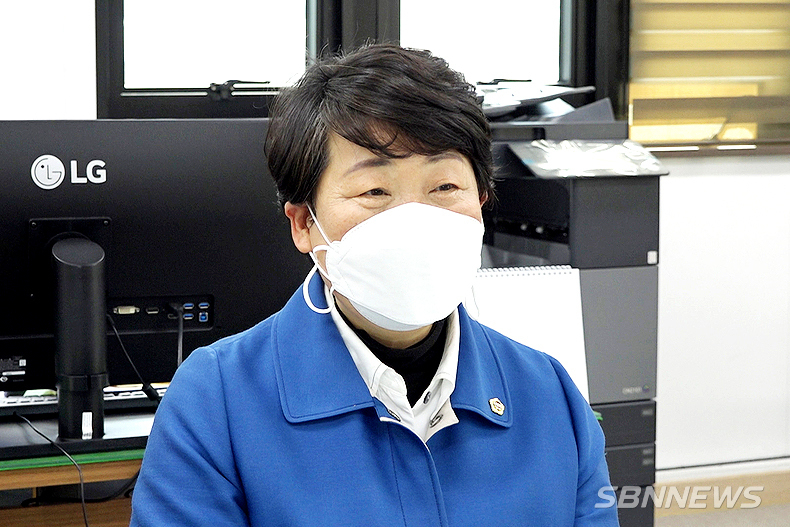 sbn뉴스 취재진과 인터뷰를 하는 양금봉 충남도의회 의원.