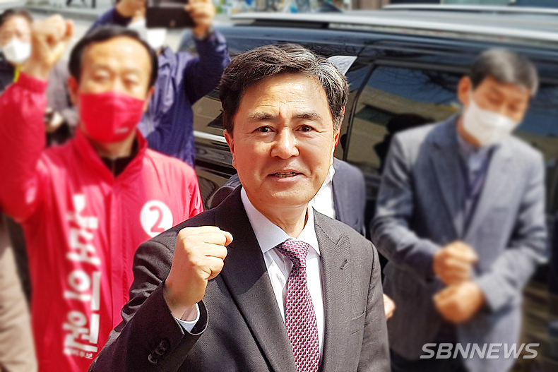 지난9일 국회의원 서천연락사무소 찾아 출마 결심을 지역주민들과 지역정치인에게 알리고 함께 '화이팅'을 외치는 김태흠 의원.