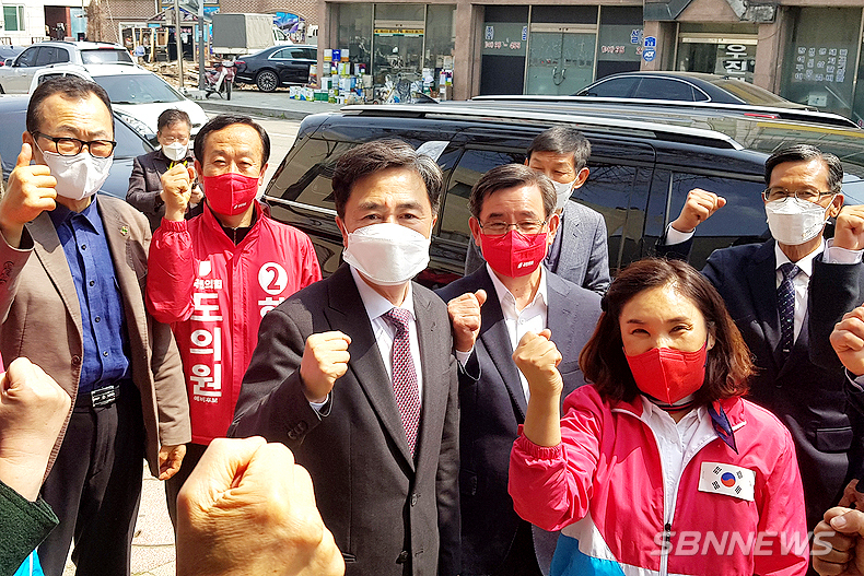 지난9일 국회의원 서천연락사무소 찾아 출마 결심을 지역주민들과 지역정치인에게 알리고 함께 '화이팅'을 외치는 김태흠 의원.