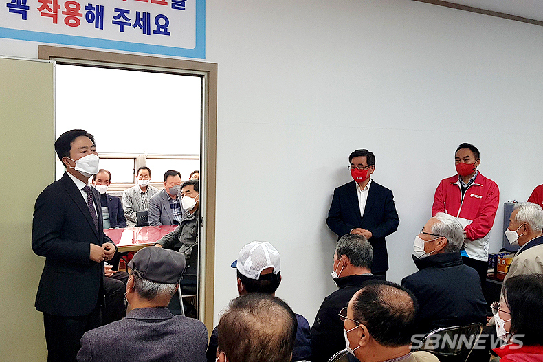 지난9일 국회의원 서천연락사무소 찾아 출마 결심을 지역주민들과 지역정치인에게 알리는 김태흠 의원.