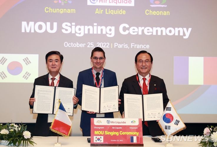1. 박상돈 천안시장은 지난달 25일 프랑스 산업 가스 제조회사인 에어리퀴드(Air Liquide)와 5000만 달러(한화 660억 원) 규모의 투자협약을 체결했다.