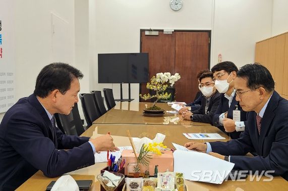 이완섭 서산시장이 10일 성일종 국민의힘 정책위의장을 만나 현안 사업을 설명하고 국비 반영을 요청했다