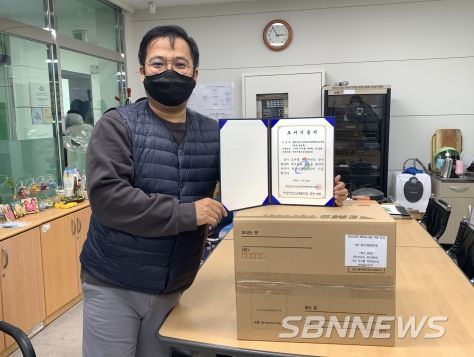 기증도서 전달 사진