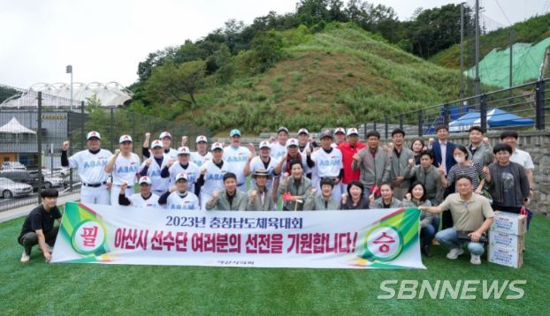 아산시의회 의원들이 아산시 선수단과 함께 기념 촬영을 하고 있다.