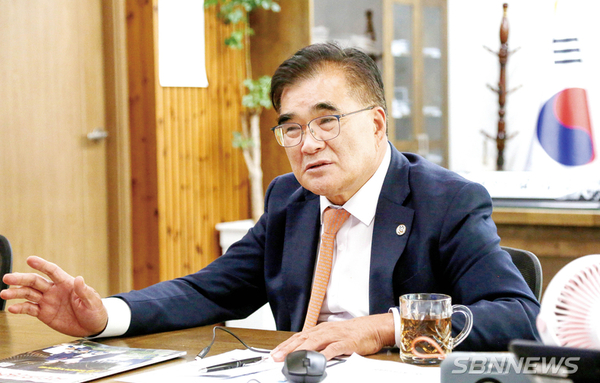 사법 리스크, ‘찻잔 속 태풍’ 그칠까… 김기웅 서천군수, 족쇄 풀고 ‘날개’ 단다!