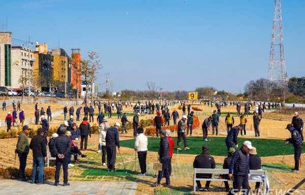 ‘경제 도약의 새 활력소’… 주말 1천 명 운집한 서천 ‘어울림 파크골프장’