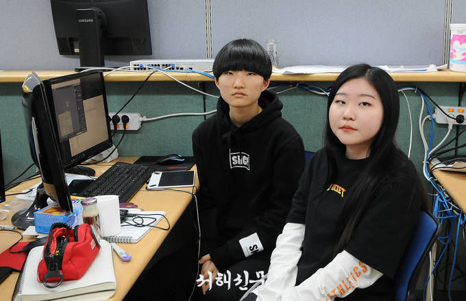충남디자인예술고 민슬기 학생(좌)과 은상을 수상한 서유진 학생(우)