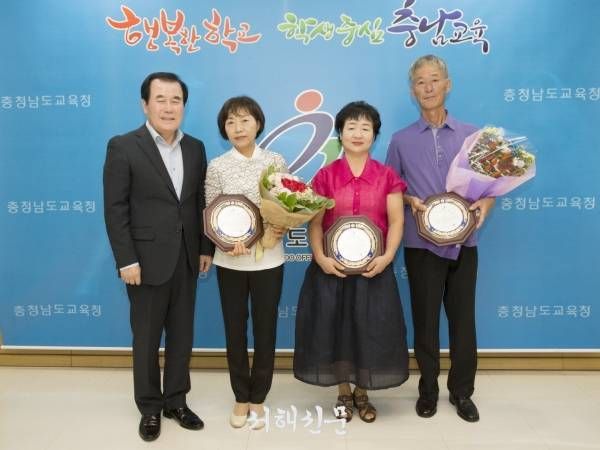 송공패를 전달 받은 교육직공무원(사진 왼쪽부터 김지철 교육감, 이봉순, 이재미, 김재남 씨)