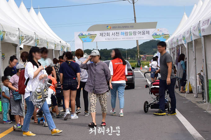 체험부스 사이로 차량이 진입, 위험한 상황이 연출됐다