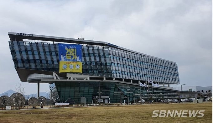 세종시 기획조정실의 광고비, 홍보비, 행사비지출 및 시민단체 지급한 지출내용(2017년-현재)은 ‘지방자치법 2018년 예산편성운영기준및기본운영수립기준’의 ‘201 일반운영비’조항사’항을 무시한 의혹이 짙다.   또한 10건의 집행 중 9건은 언론또는 방송사, 그리고 1건은 시민단체에서 발행한 간행물에 세종시민의 혈세를 홍보비로 지출해 홍보대상의  선정기준도 애매해 의혹을 더 키우고 있다.[사진=신수용 대기자] 