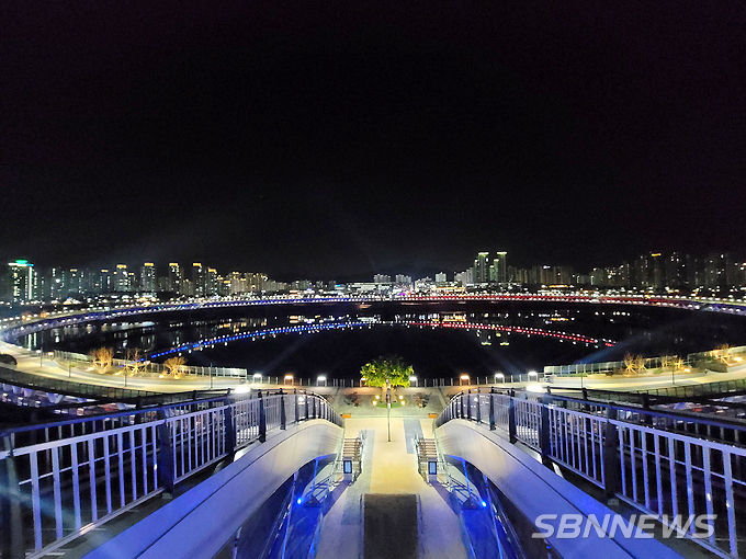 금강보행교 야간 전경. [사진=세종시] 