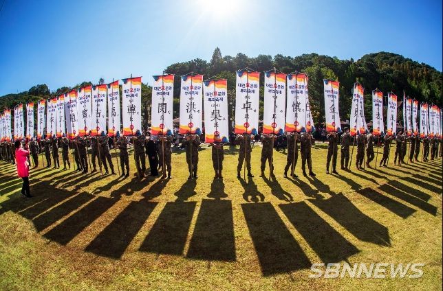 대상 정종택씨 ‘문중깃발앞에서’
