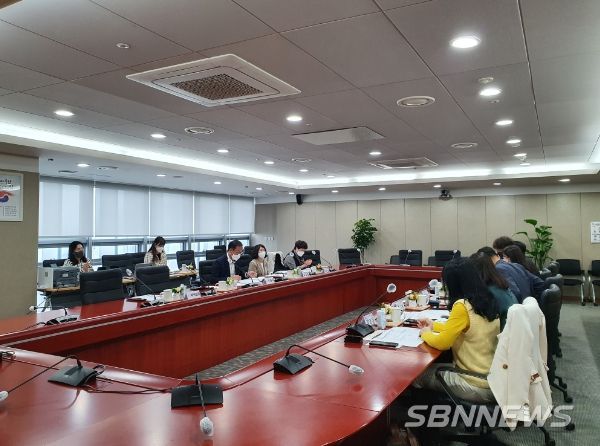 고향사랑기부제 답례품 선정위원회 회의 모습