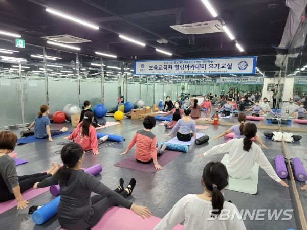 15일 충남대학교 웰니스센터에서 보육교직원을 위한 힐링아카데미 요가교실을 진행하고 있다.