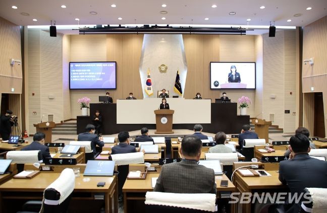 선아 의원이 수청1지구 학교 용지 해제 재검토를 제안하는 5분 발언하고 있다.