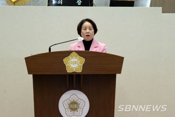 최연숙 의원이 당진시 젠더폭력에 대한 대안 마련을 촉구하는 5분 발언을 하고 있다.