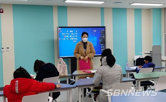 다문화 학생들이 동계방학 한국어 맞춤형 교실에 참여하고 있다.