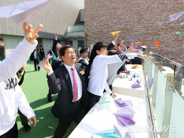 31일, 최교진 교육감을 비롯한 교육청 관계자, 장애인단체, 학부모, 학생, 교직원 등이 참석한 가운데 세종이음학교 개교식이 열리고 있다.