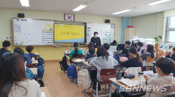 여울초 6학년 학생들이 ‘디지털 상담소’ 교육을 받고 있다.