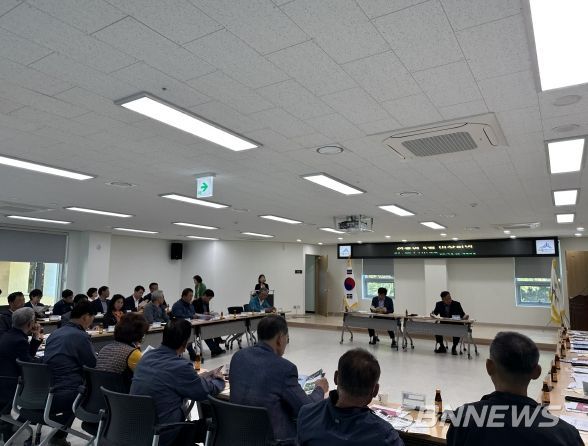 세종시보건소가 이달부터 전동면, 소정면 이장협의회 및 시설관리공단 야외작업 근로자를 대상으로 진행하고 있는 진드기 매개 감염병 예방수칙 교육모습