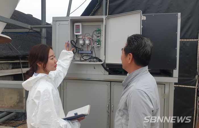 국립축산과학원 동물복지연구팀 임세진 연구사가 천안 오리 농가와 열 스트레스 저감 시설에 대해 이야기하고 있다.