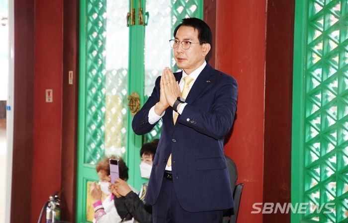 이완섭 서산시장이 27일 송곡사에서 열린 봉축 예불에 참석해 서산시의 발전과 시민들의 안녕을 기원했다