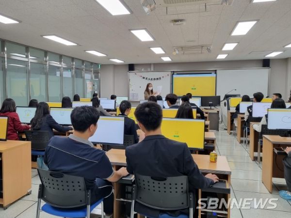 중국 충칭시 교육위원회 소속 남개중학교 학생들이 인공지능 그리기 공동수업 행사에 참여하고 있다.