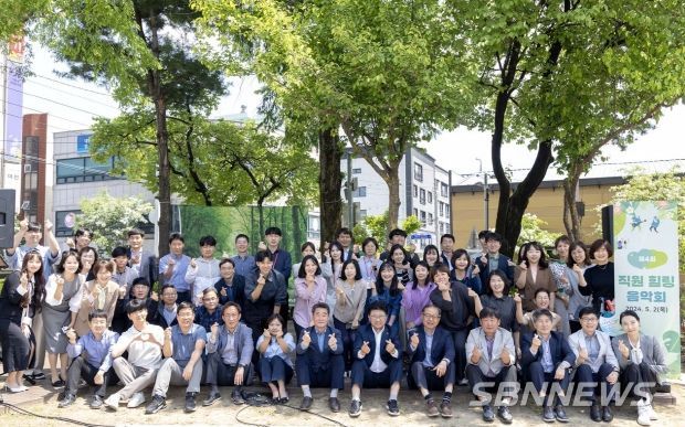 최충규 대덕구청장(사진 첫째 줄 오른쪽에서 여섯 번째)이 구청 직원들과 함께 힐링 음악회를 마치고 기념 촬영을 하고 있다.