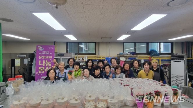 나눔봉사를 위해 생활개선회에서 증편을 포장