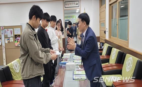 논산계룡교육지원청은 7일 제18회 전국장애학생체육대회에 참가하는 논산·계룡 대표 선수들을 찾아가 격려했다.