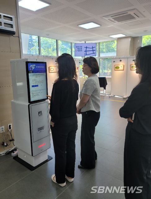 무인회원증발급기를 이용하는 사람들